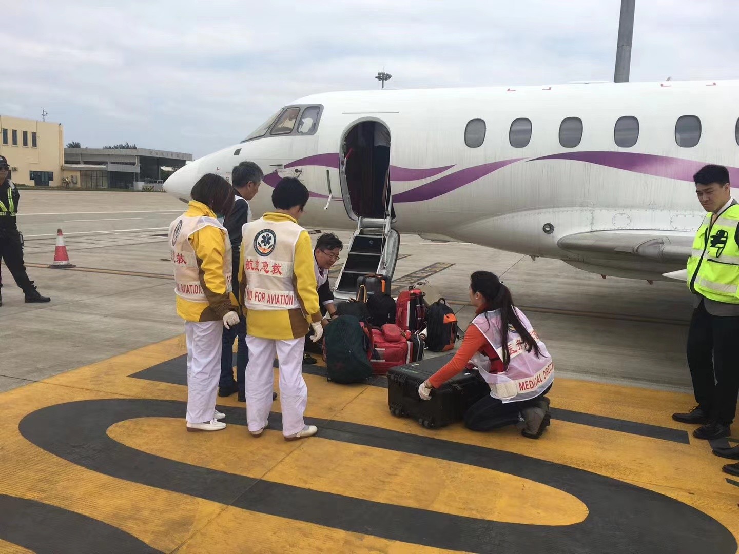 可克达拉市香港出入境救护车出租